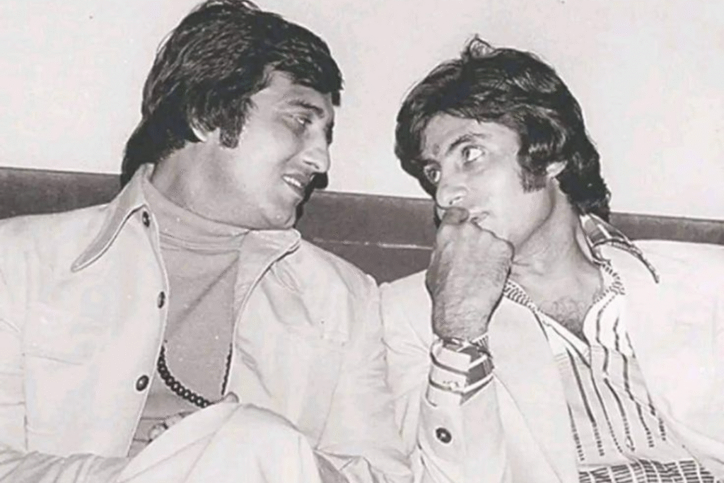 Rare black-and-white photo of Vinod Khanna and Amitabh Bachchan talking during their early years