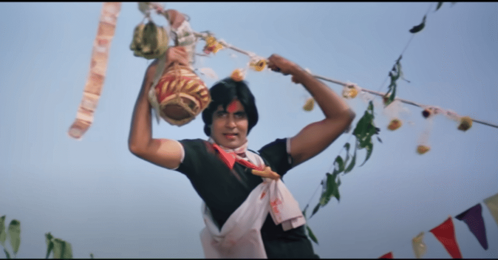 Amitabh Bachchan breaking matki during Mach Gaya Shor Sari Nagri Re song in Khud-Daar